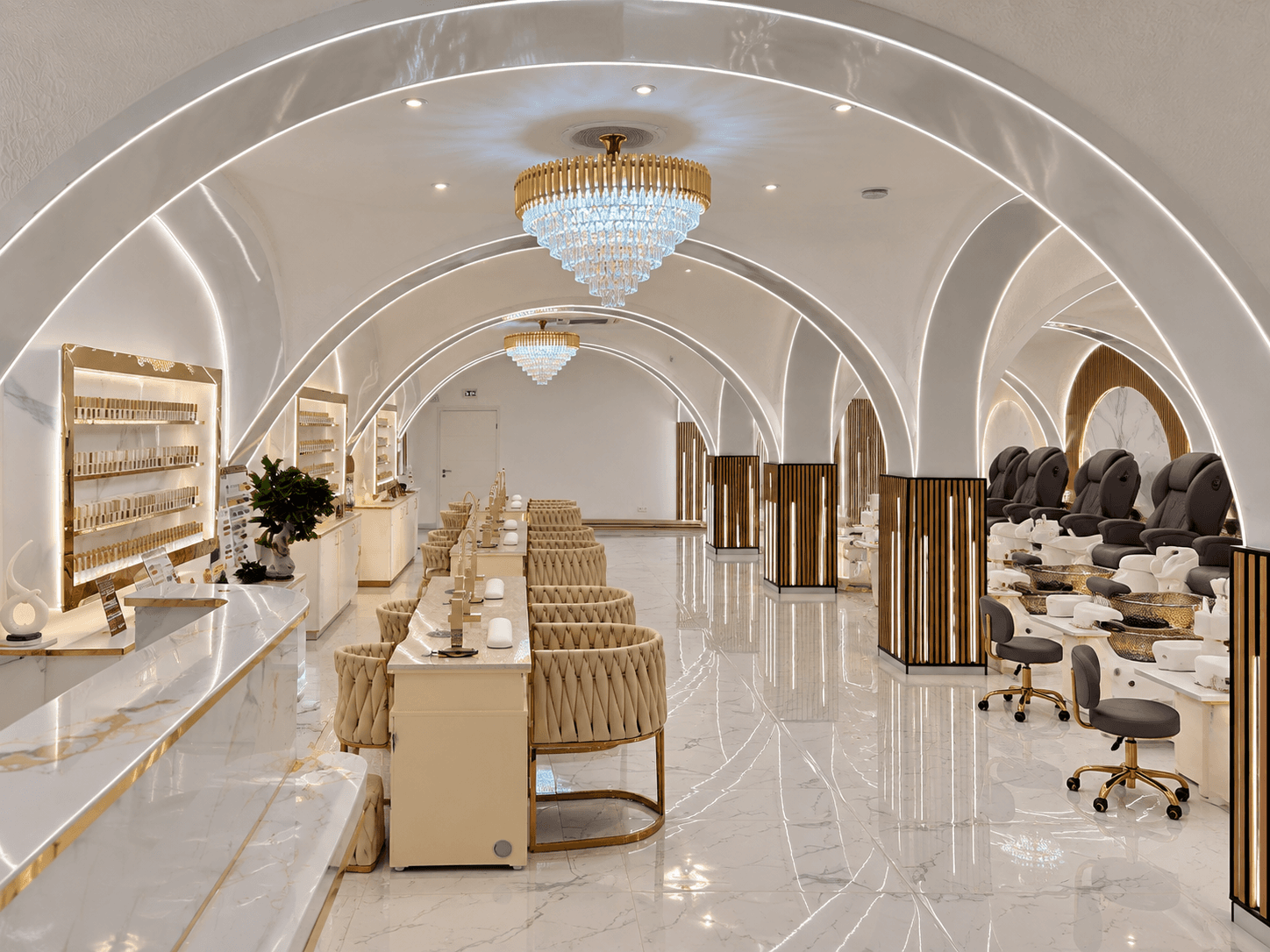 Lilyna House of Beauty in Cham mit Maniküreplätzen, Pediküresesseln und beleuchteten Rundbögen