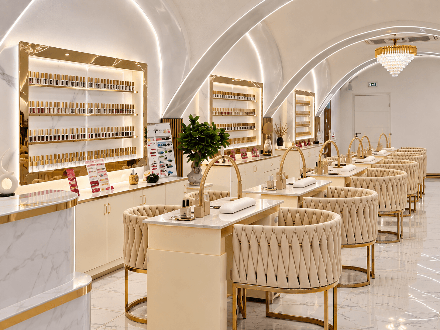 Manikürebereich von Lilyna House of Beauty mit Arbeitsplätzen und beleuchteten Nagellackregalen