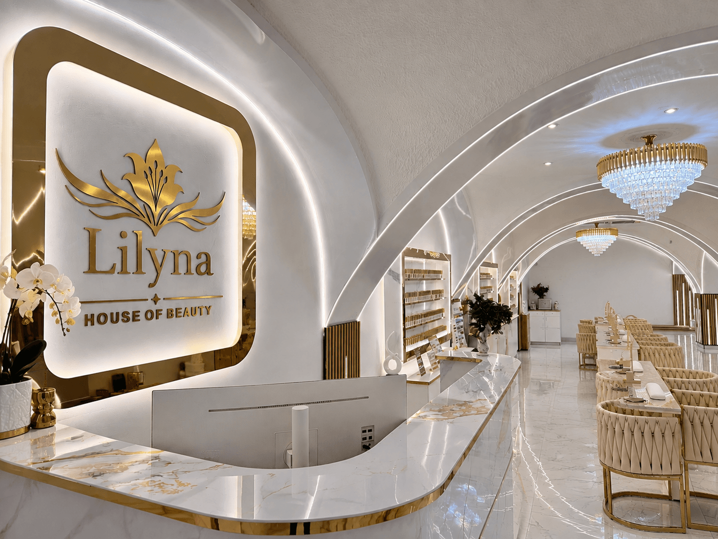 Empfang von Lilyna House of Beauty in Cham mit goldener Wandbeschriftung und Blick in den Manikürebereich